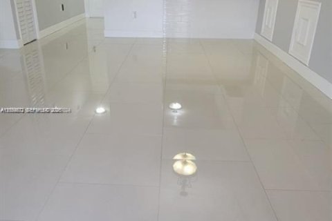 Condominio en alquiler en Hialeah, Florida, 2 dormitorios, 91.04 m2 № 2271363 - foto 8