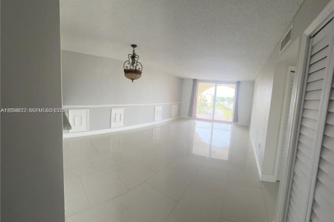 Condominio en alquiler en Hialeah, Florida, 2 dormitorios, 91.04 m2 № 2271363 - foto 4