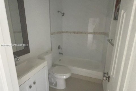 Condominio en alquiler en Hialeah, Florida, 2 dormitorios, 91.04 m2 № 2271363 - foto 10