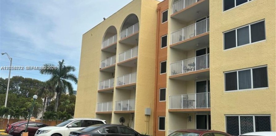Condominio en Hialeah, Florida, 2 dormitorios  № 2271363