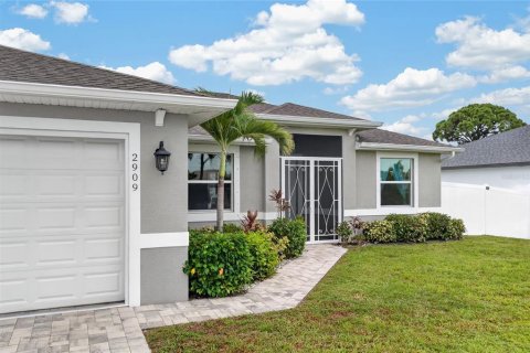 Villa ou maison à vendre à Cape Coral, Floride: 3 chambres, 153.57 m2 № 2277156 - photo 2