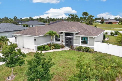 House in Cape Coral, Florida 3 bedrooms, 153.57 sq.m. № 2277156
