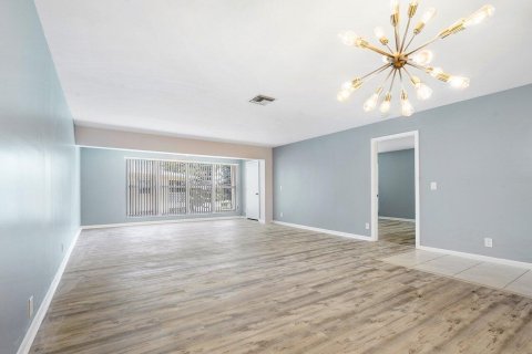 Condo in Delray Beach, Florida, 2 bedrooms  № 2251439 - photo 12
