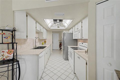 House in Spring Hill, Florida 2 bedrooms, 156.17 sq.m. № 2202820 - photo 11