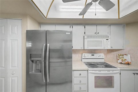House in Spring Hill, Florida 2 bedrooms, 156.17 sq.m. № 2202820 - photo 13