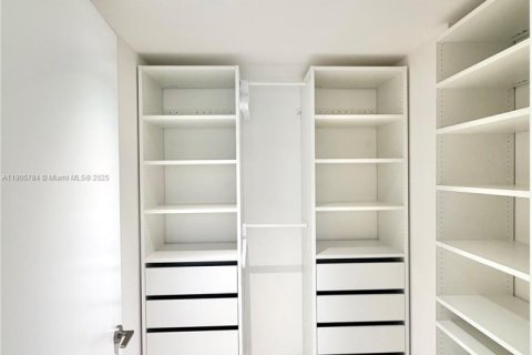 Condo in Bay Harbor Islands, Florida, 2 bedrooms  № 2013175 - photo 16