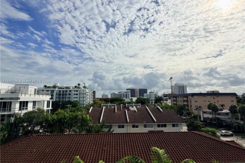 Condo in Bay Harbor Islands, Florida, 2 bedrooms  № 2013175 - photo 22