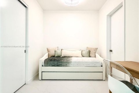 Condo in Bay Harbor Islands, Florida, 2 bedrooms  № 2013175 - photo 19