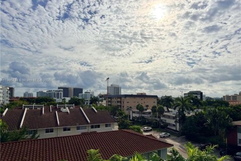 Condo in Bay Harbor Islands, Florida, 2 bedrooms  № 2013175 - photo 21