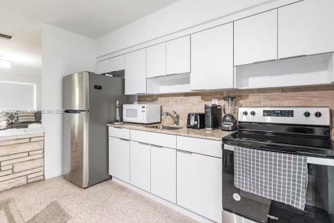 Immobilier commercial à vendre à Sunny Isles Beach, Floride: 206.24 m2 № 2171787 - photo 8