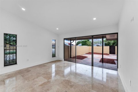 Villa ou maison à vendre à Miami, Floride: 2 chambres, 95.13 m2 № 1990898 - photo 14