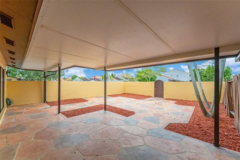 Villa ou maison à vendre à Miami, Floride: 2 chambres, 95.13 m2 № 1990898 - photo 18