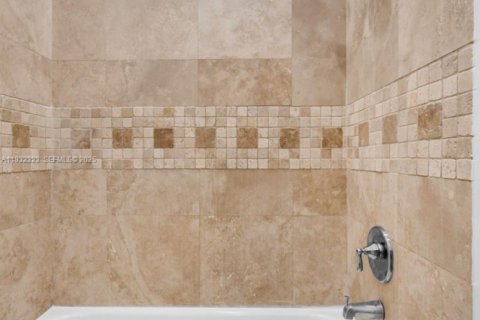 Villa ou maison à vendre à Miami, Floride: 2 chambres, 95.13 m2 № 1990898 - photo 12