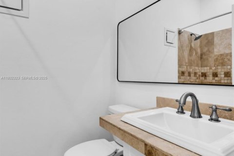 Villa ou maison à vendre à Miami, Floride: 2 chambres, 95.13 m2 № 1990898 - photo 11