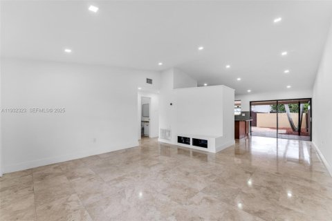 Villa ou maison à vendre à Miami, Floride: 2 chambres, 95.13 m2 № 1990898 - photo 3