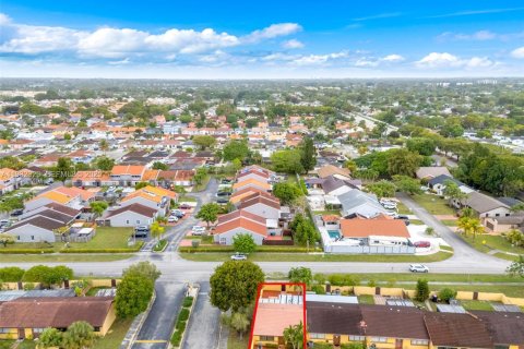 Villa ou maison à vendre à Miami, Floride: 2 chambres, 95.13 m2 № 1990898 - photo 21