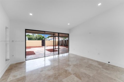 Villa ou maison à vendre à Miami, Floride: 2 chambres, 95.13 m2 № 1990898 - photo 17
