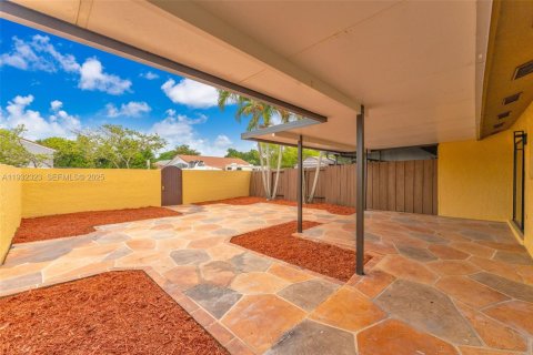 Villa ou maison à vendre à Miami, Floride: 2 chambres, 95.13 m2 № 1990898 - photo 20