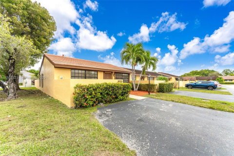 Villa ou maison à vendre à Miami, Floride: 2 chambres, 95.13 m2 № 1990898 - photo 25