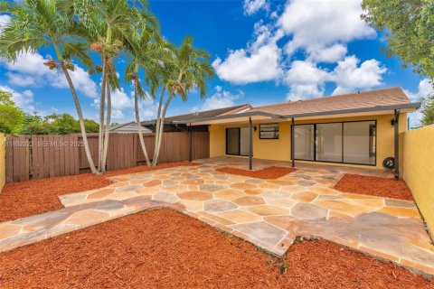 Villa ou maison à vendre à Miami, Floride: 2 chambres, 95.13 m2 № 1990898 - photo 2