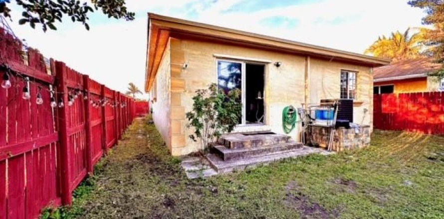 House in Hallandale Beach, Florida 3 bedrooms, 123 sq.m. № 1036111