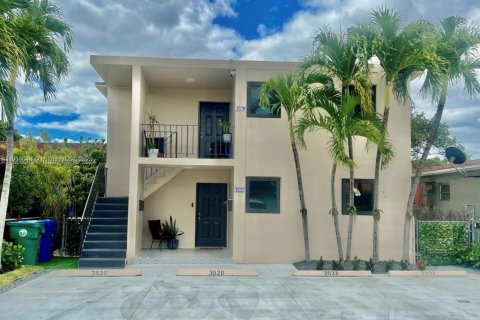 Propiedad comercial en venta en Miami, Florida, 221.11 m2 № 1970119 - foto 1