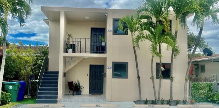 Propiedad comercial en Miami, Florida 221.11 m2 № 1970119