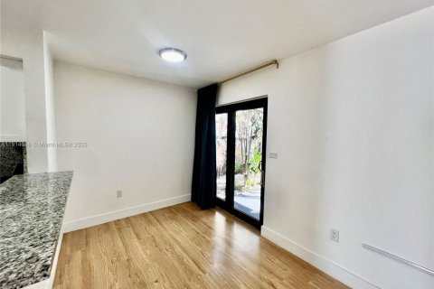 Propiedad comercial en venta en Miami, Florida, 221.11 m2 № 1970119 - foto 26