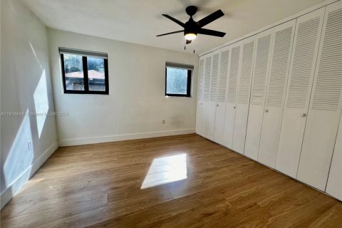 Propiedad comercial en venta en Miami, Florida, 221.11 m2 № 1970119 - foto 20