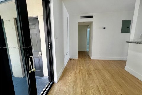 Propiedad comercial en venta en Miami, Florida, 221.11 m2 № 1970119 - foto 22