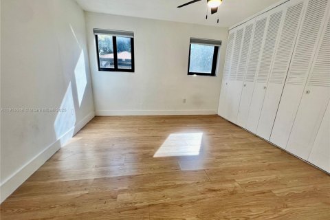 Propiedad comercial en venta en Miami, Florida, 221.11 m2 № 1970119 - foto 21