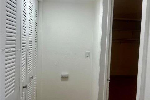 Propiedad comercial en venta en Miami, Florida, 221.11 m2 № 1970119 - foto 30