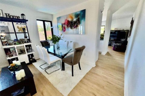 Propiedad comercial en venta en Miami, Florida, 221.11 m2 № 1970119 - foto 10