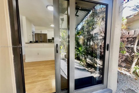 Propiedad comercial en venta en Miami, Florida, 221.11 m2 № 1970119 - foto 23