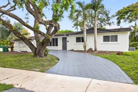 Villa ou maison à Miami, Floride 4 chambres, 142.98 m2 № 2376060