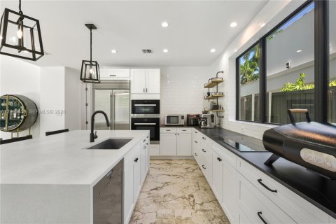 Снять в аренду виллу или дом в Майами, Флорида 5 спален, 337.42м2, № 2058143 - фото 4