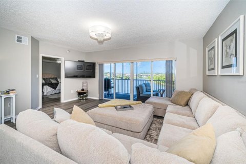 Condo in Saint Petersburg, Florida, 3 bedrooms № 2143507 - photo 16