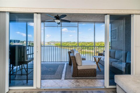 Condo in Saint Petersburg, Florida, 3 bedrooms № 2143507 - photo 9