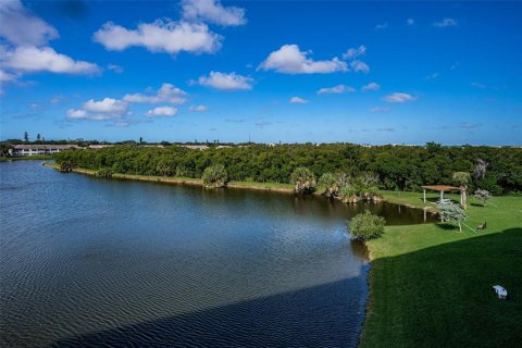 Condo in Saint Petersburg, Florida, 3 bedrooms № 2143507 - photo 12