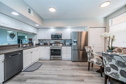 Condo in Saint Petersburg, Florida, 3 bedrooms № 2143507 - photo 21