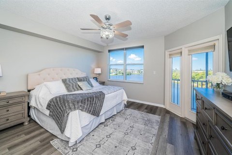 Condo in Saint Petersburg, Florida, 3 bedrooms № 2143507 - photo 25