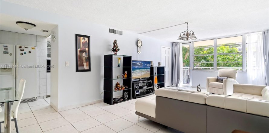 Condominio en Sunny Isles Beach, Florida, 2 dormitorios  № 1939591