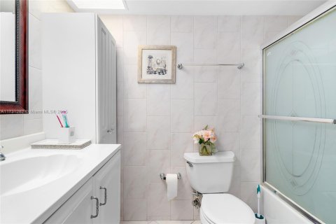 Condominio en venta en Sunny Isles Beach, Florida, 2 dormitorios № 1939591 - foto 25