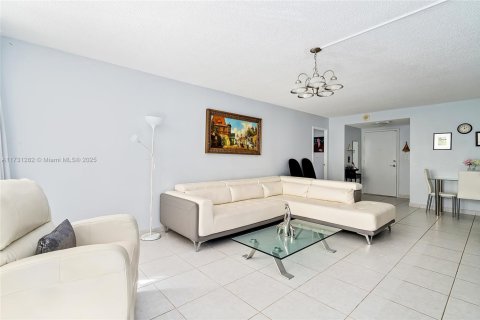 Condominio en venta en Sunny Isles Beach, Florida, 2 dormitorios № 1939591 - foto 5