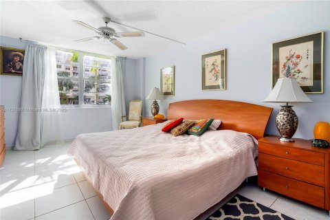 Condominio en venta en Sunny Isles Beach, Florida, 2 dormitorios № 1939591 - foto 20