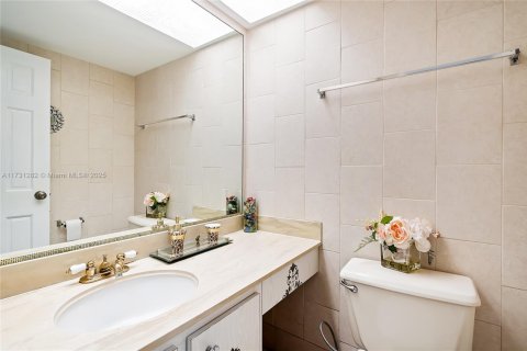 Condominio en venta en Sunny Isles Beach, Florida, 2 dormitorios № 1939591 - foto 16