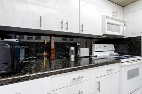 Condominio en venta en Sunny Isles Beach, Florida, 2 dormitorios № 1939591 - foto 15