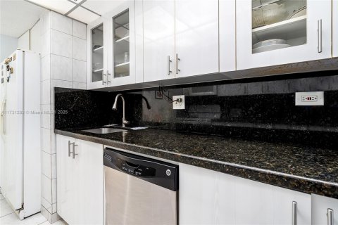 Condominio en venta en Sunny Isles Beach, Florida, 2 dormitorios № 1939591 - foto 14