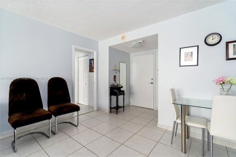 Condominio en venta en Sunny Isles Beach, Florida, 2 dormitorios № 1939591 - foto 8