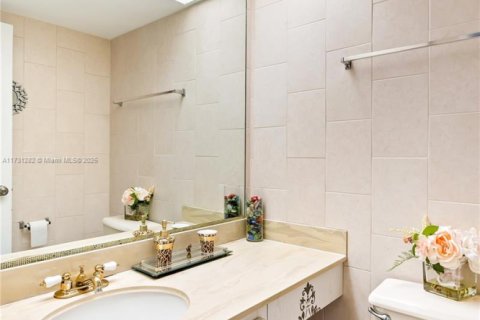 Condominio en venta en Sunny Isles Beach, Florida, 2 dormitorios № 1939591 - foto 17